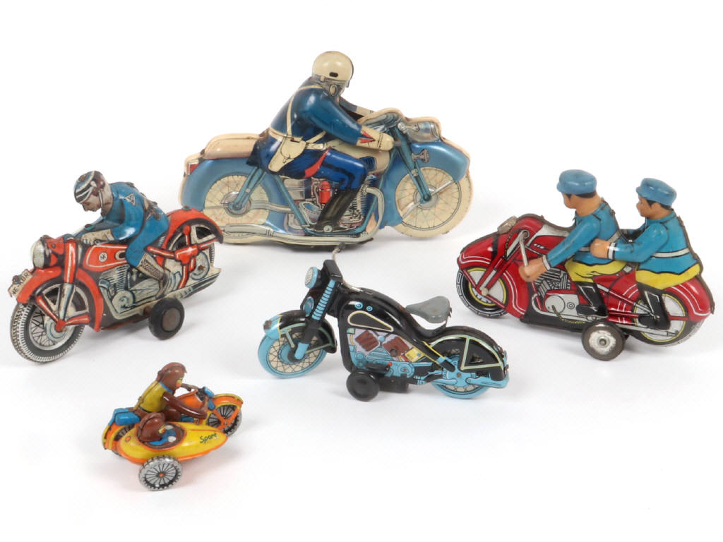Lot 12 - DIVERS (5)