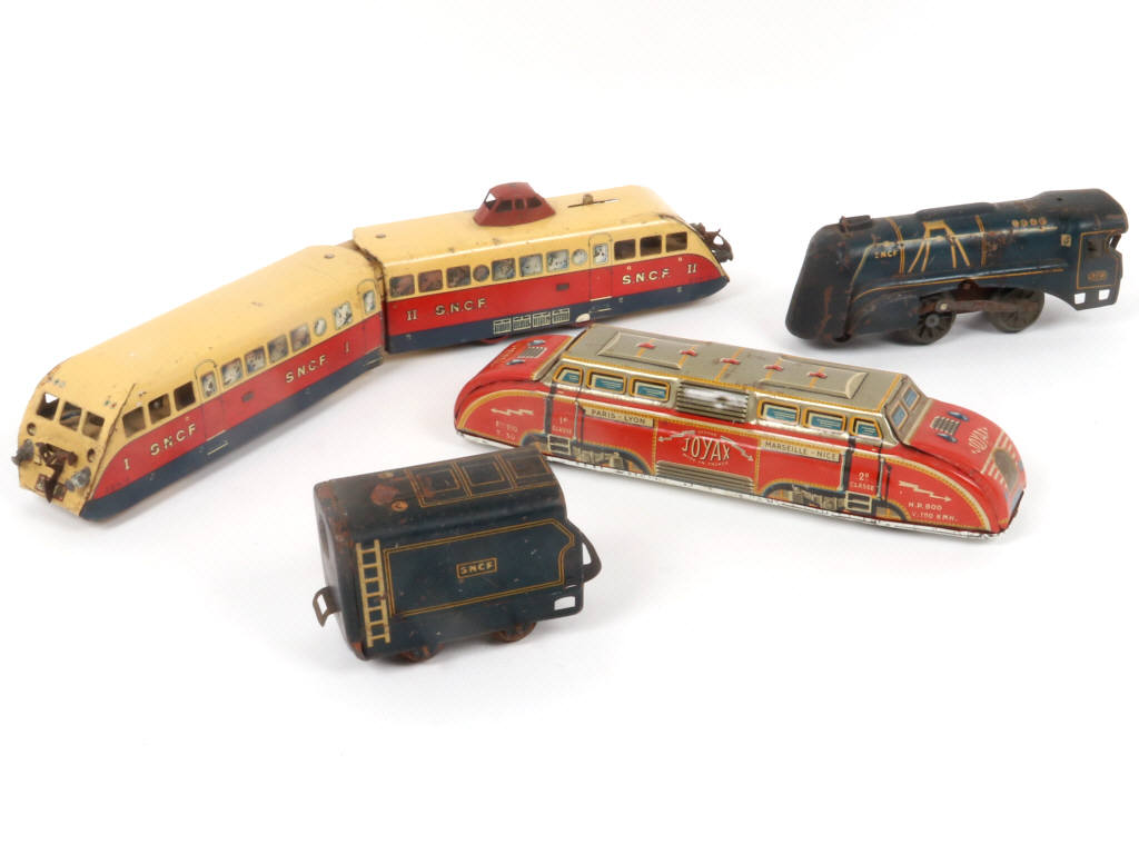 Lot 23 - DIVERS (4)
