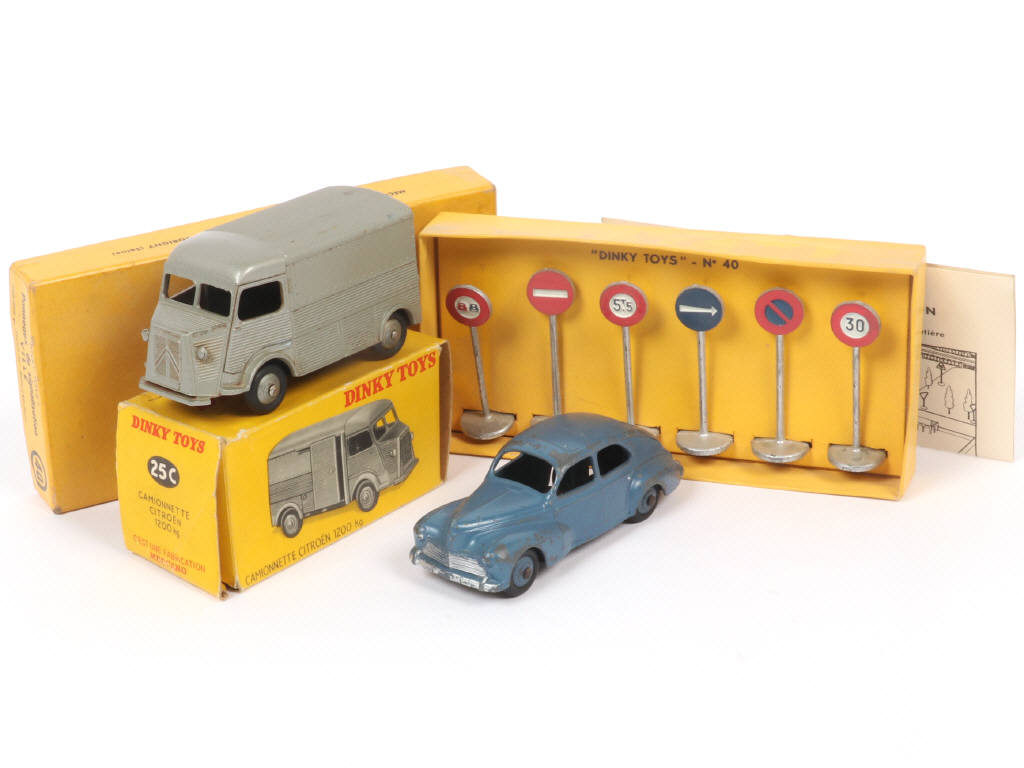 Lot 320 - DINKY TOYS (FRANCE) (3)