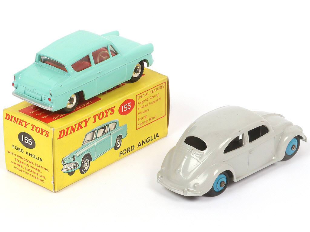 Lot 221 - DINKY TOYS (GB) (2)