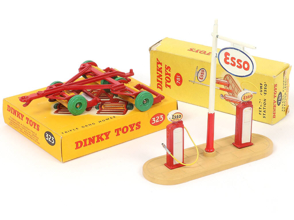 Lot 232 - DINKY TOYS (GB) (2)