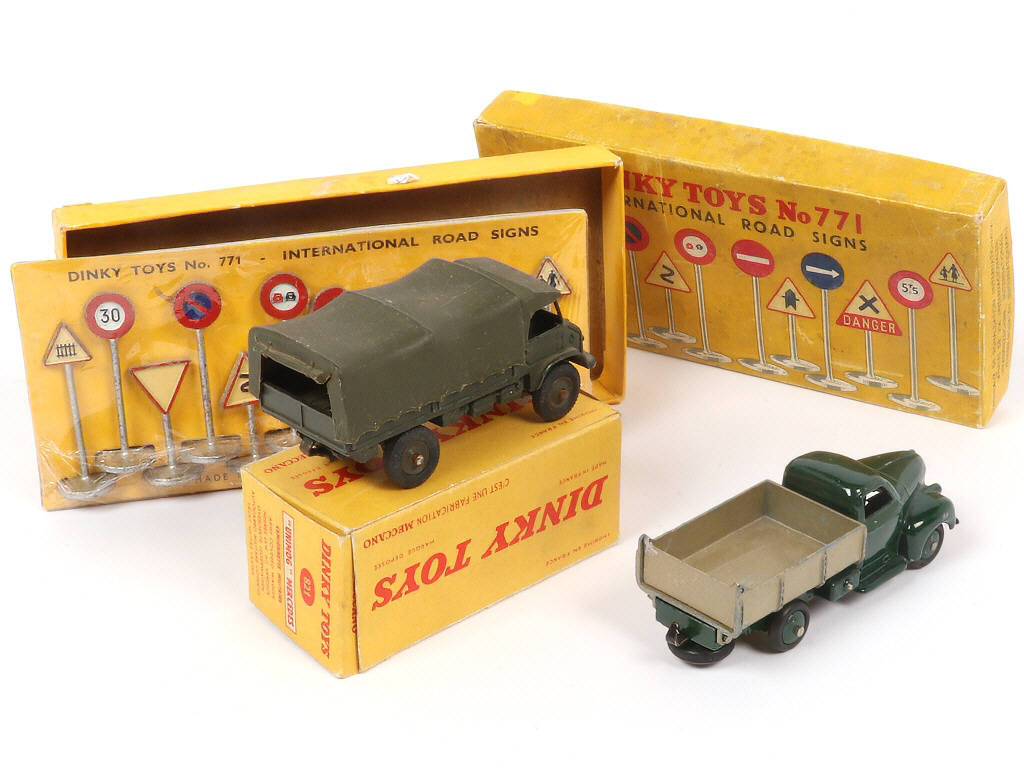 Lot 335 - DINKY TOYS (FRANCE) (3)
