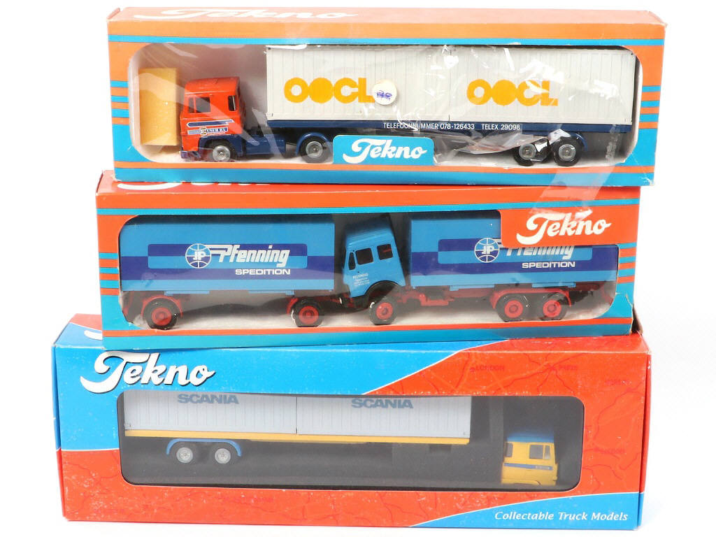 Lot 319 - DIVERS (3)