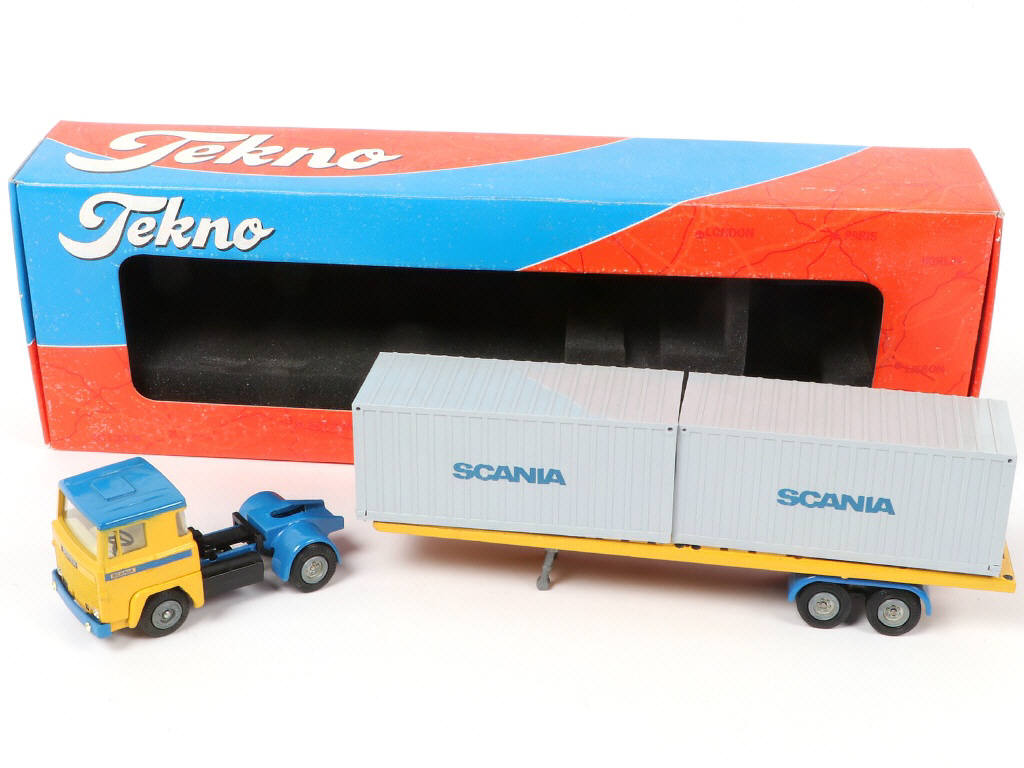 Lot 319 - DIVERS (3)