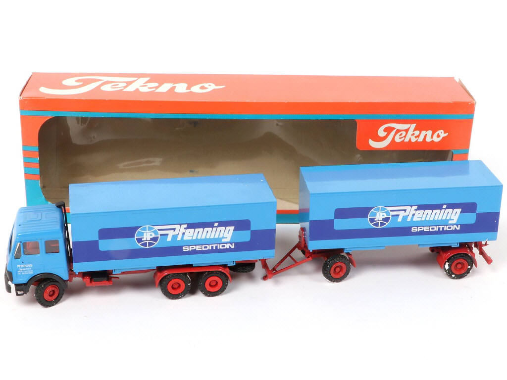 Lot 319 - DIVERS (3)