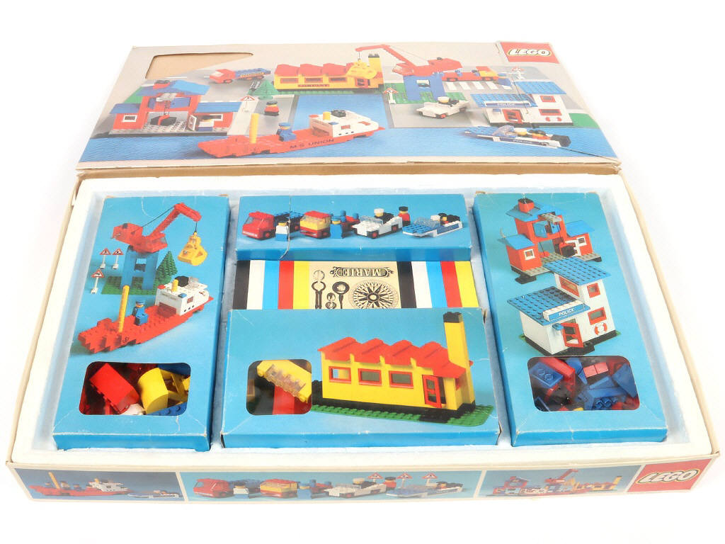 Lot 253 - LEGO (DANEMARK) (1)