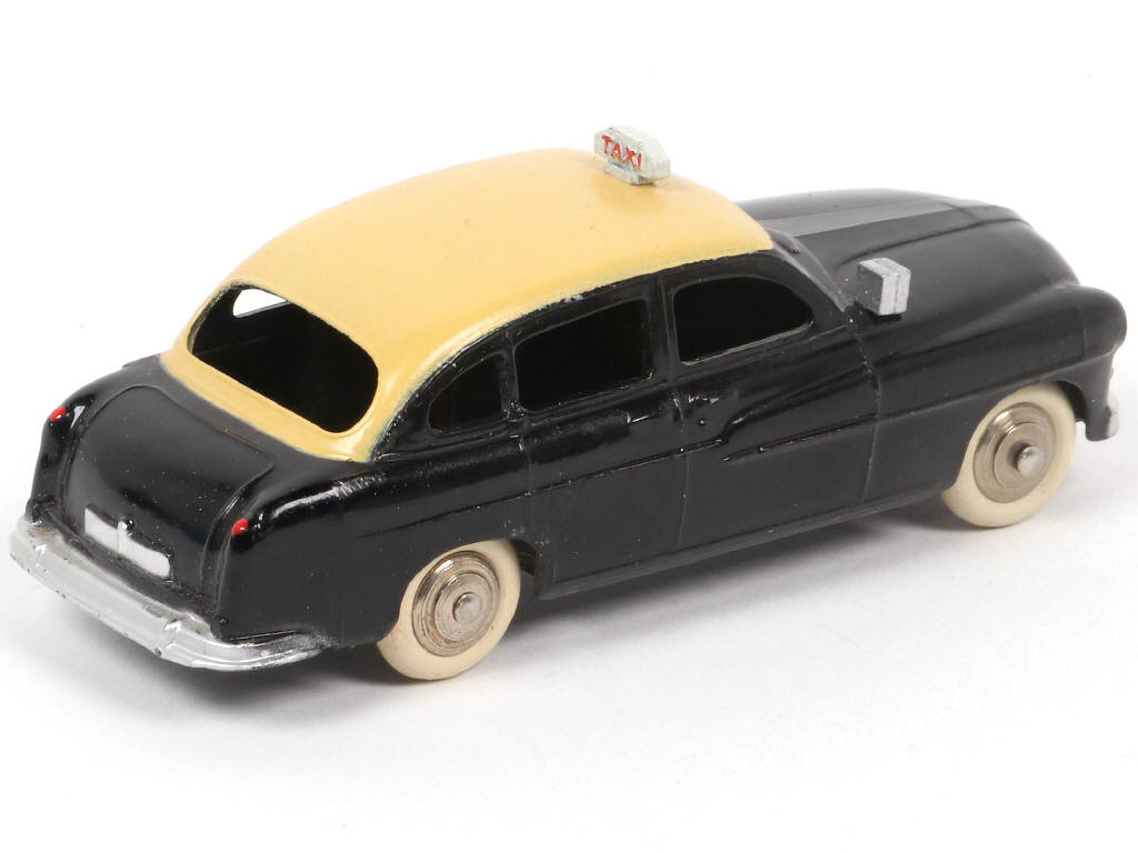 Lot 332 - DINKY TOYS (FRANCE) (1)