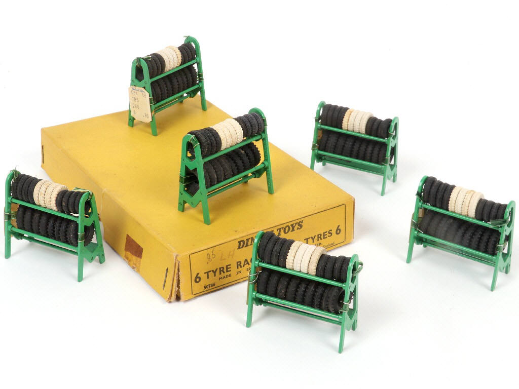 Lot 300 - DINKY TOYS (GB) (1)