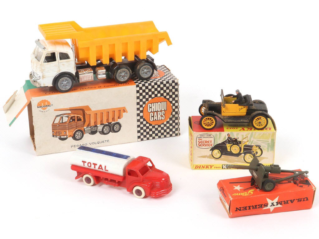 Lot 65 - DIVERS (4)