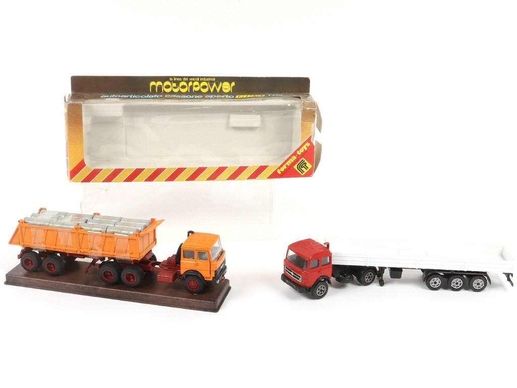 Lot 60 - DIVERS (2)