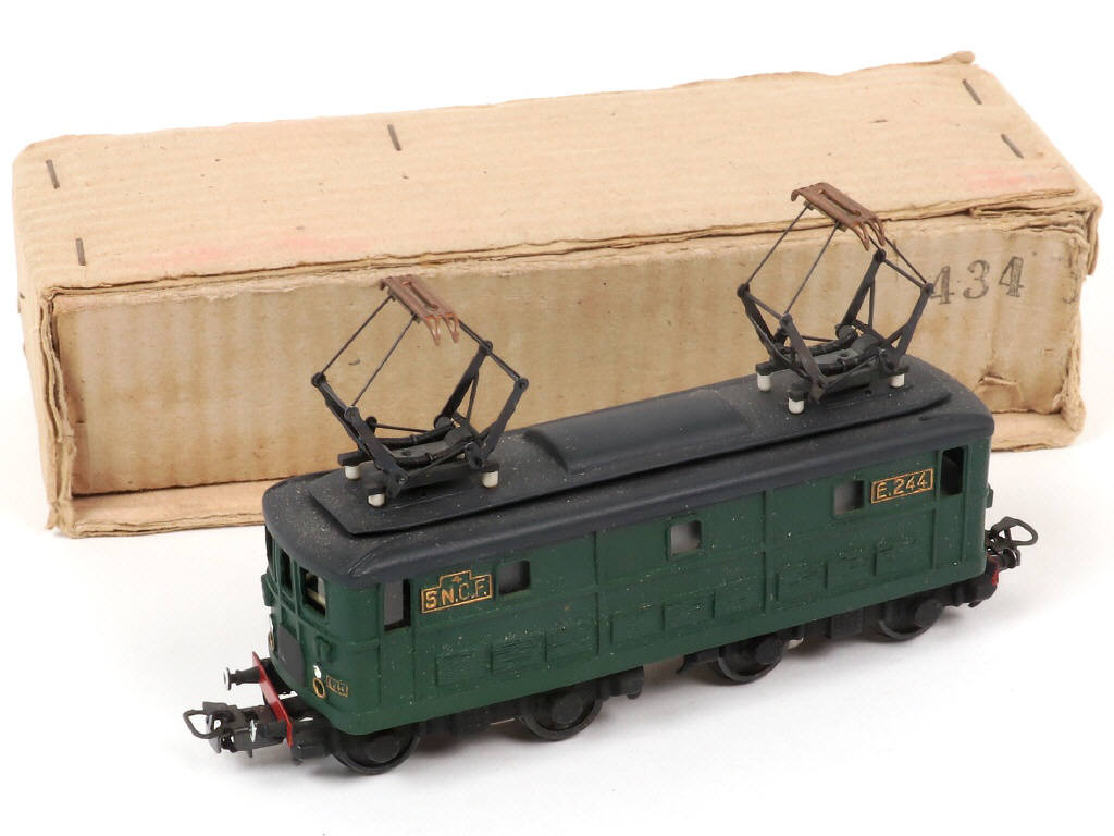 Lot 17 - P.M.P. 'HO' (FRANCE) (1)