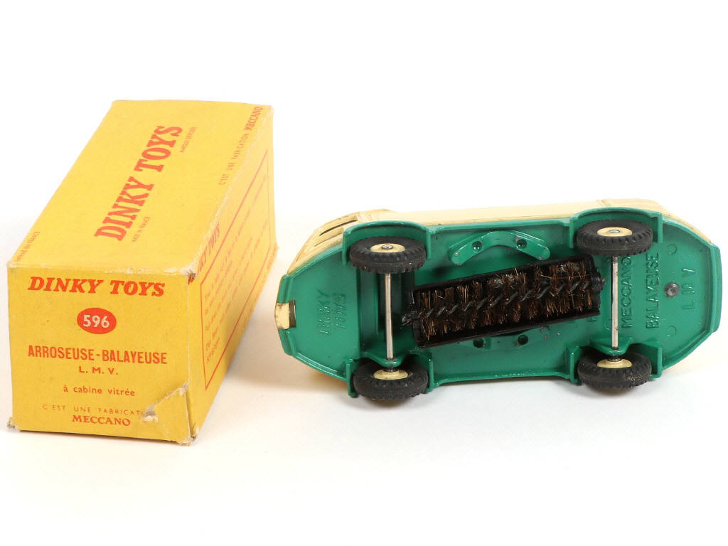 Lot 331 - DINKY TOYS (FRANCE) (1)