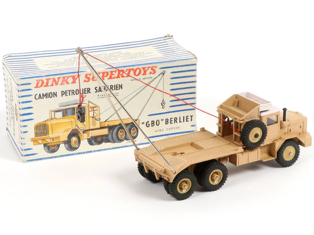 Lot 335 - DINKY TOYS (FRANCE) (1)