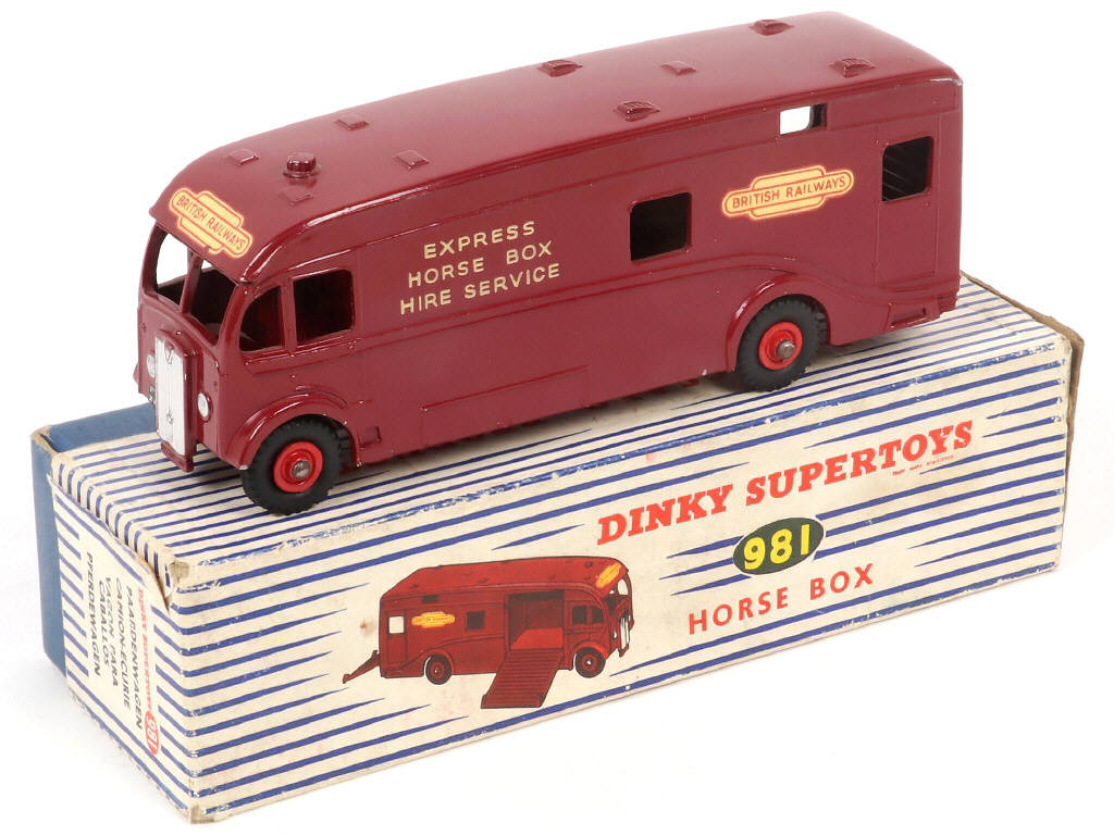Lot 221 - DINKY TOYS (GB) (1)