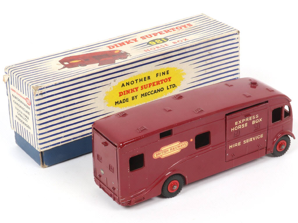Lot 221 - DINKY TOYS (GB) (1)