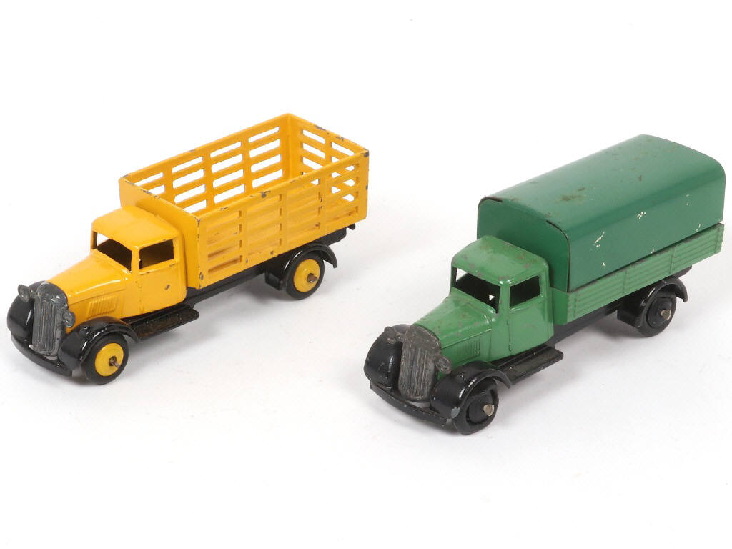Lot 272 - DINKY TOYS (GB) (2)