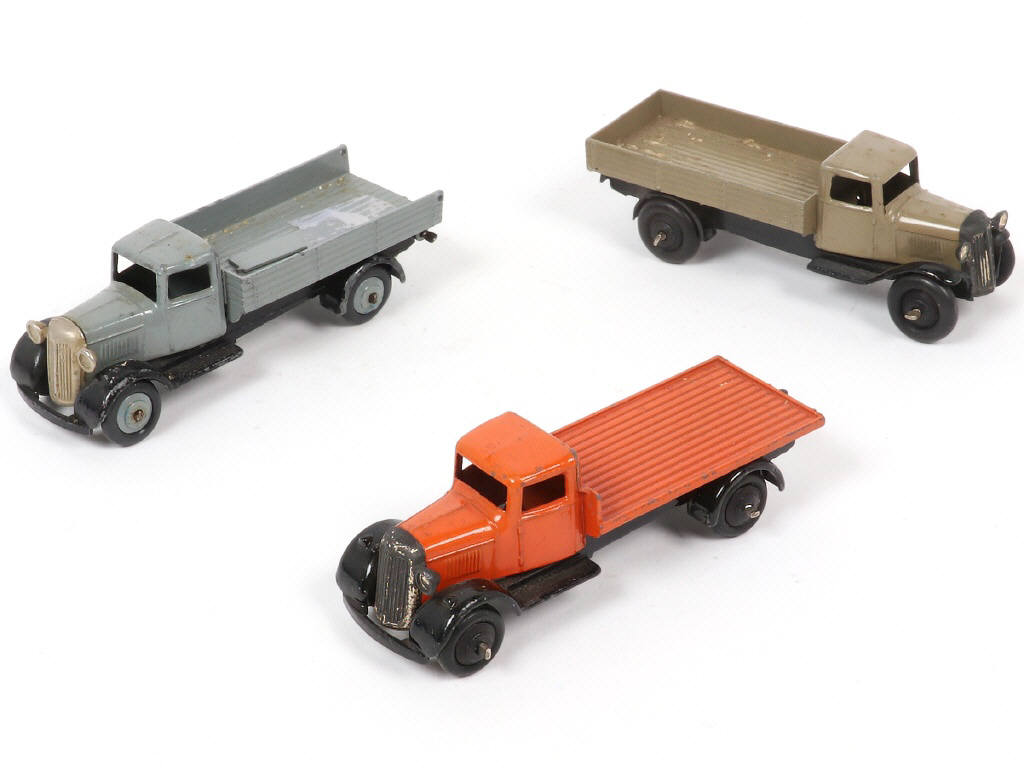 Lot 275 - DINKY TOYS (GB) (3)
