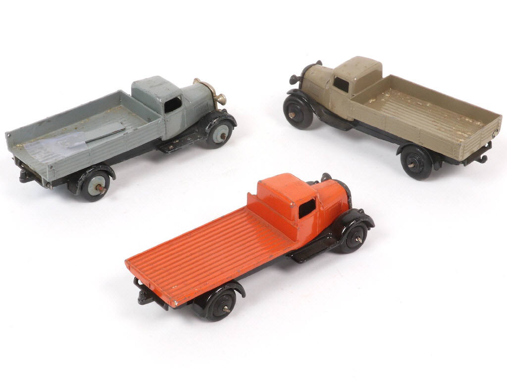 Lot 275 - DINKY TOYS (GB) (3)