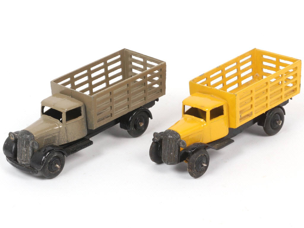 Lot 273 - DINKY TOYS (GB) (2)