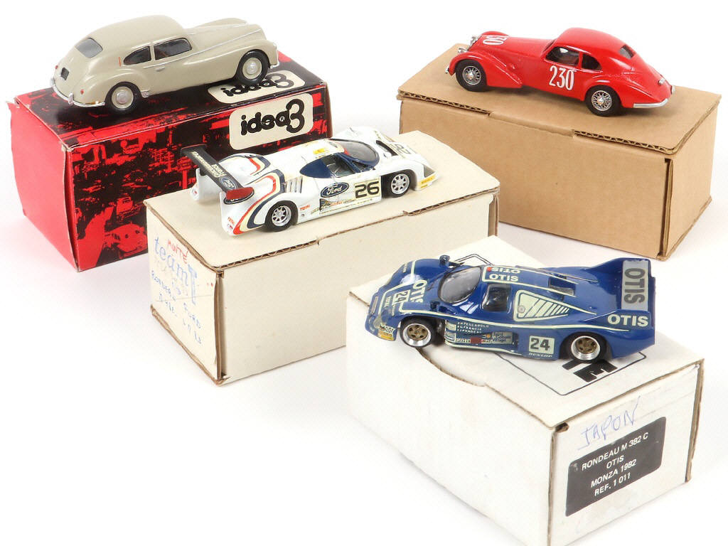 Lot 118 - DIVERS (4)