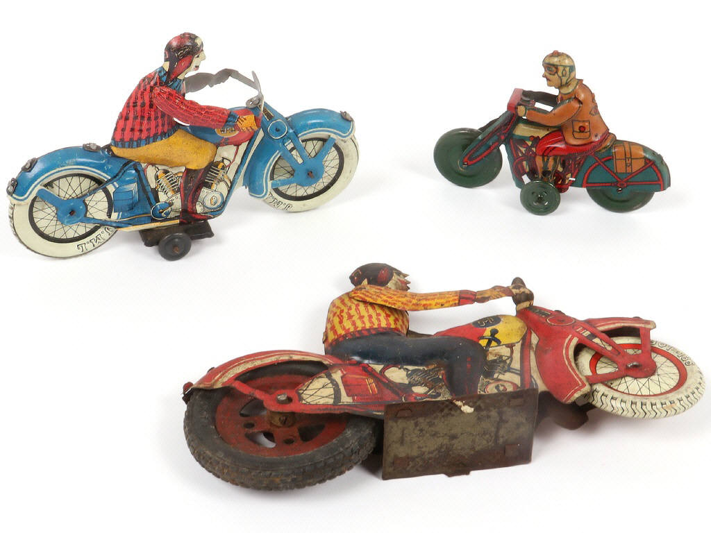 Lot 110 - DIVERS (3)