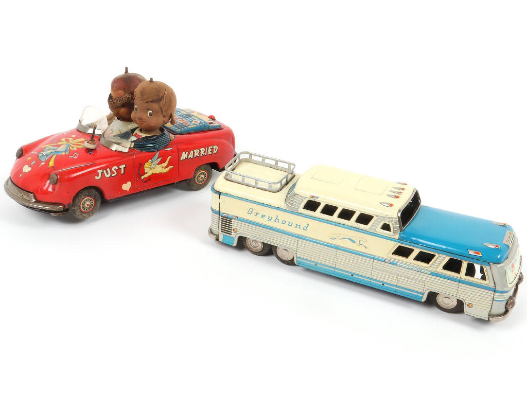 Lot 105 - DIVERS (2)