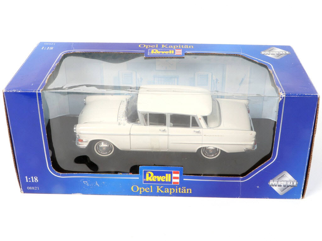 Lot 61 - REVELL (4)