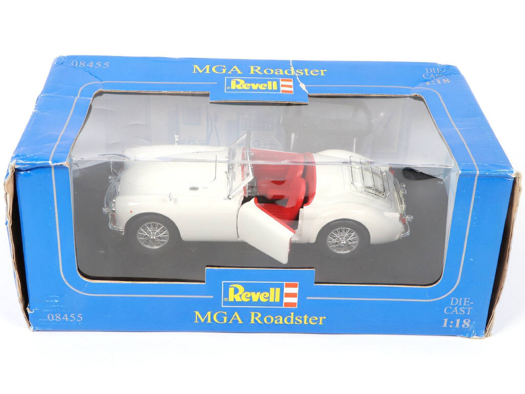Lot 61 - REVELL (4)