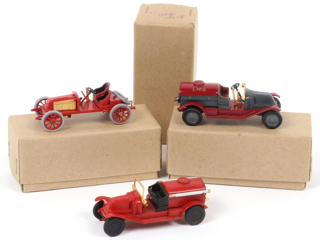 Lot 83 - DIVERS (3)