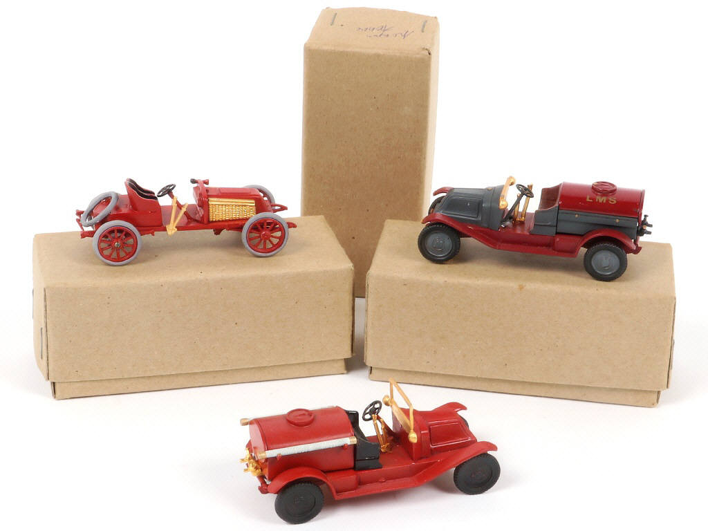 Lot 83 - DIVERS (3)