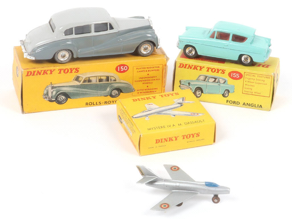 Lot 323 - DINKY TOYS (3)