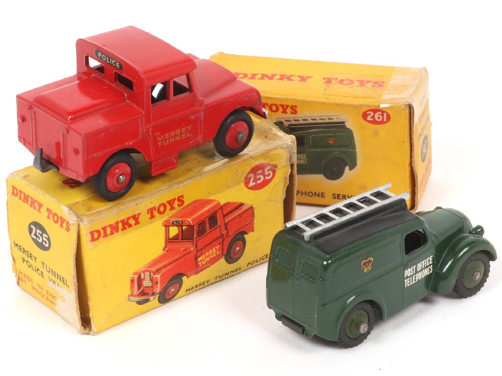 Lot 196 - DINKY TOYS (GB) (2)