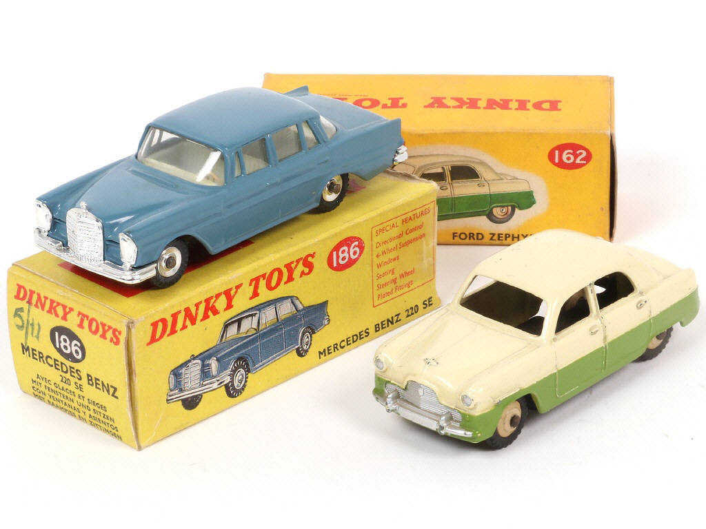 Lot 194 - DINKY TOYS (GB) (2)
