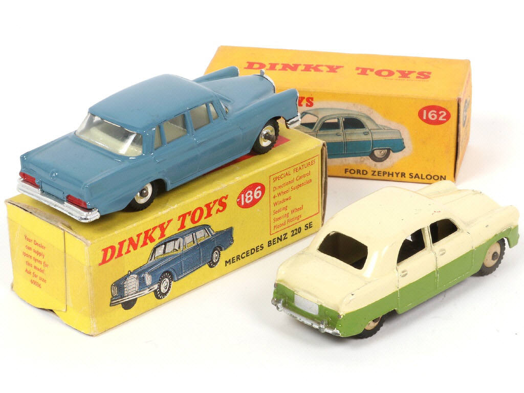 Lot 194 - DINKY TOYS (GB) (2)