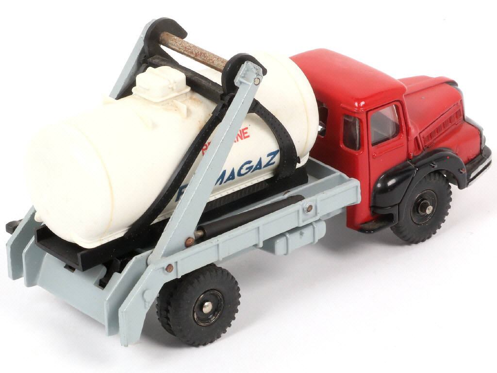 Lot 231 - DINKY TOYS (FRANCE) (1)