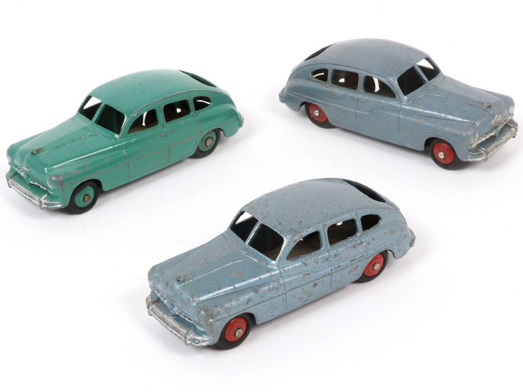 Lot 292 - DINKY TOYS (FRANCE) (3)