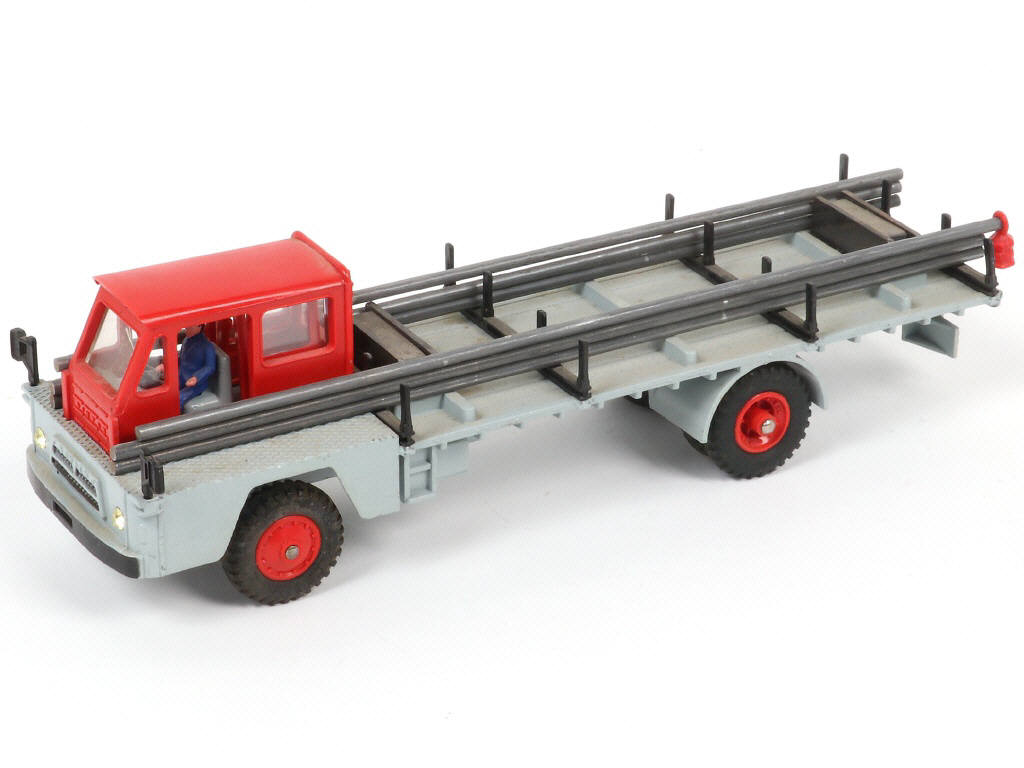 Lot 233 - DINKY TOYS (FRANCE) (1)