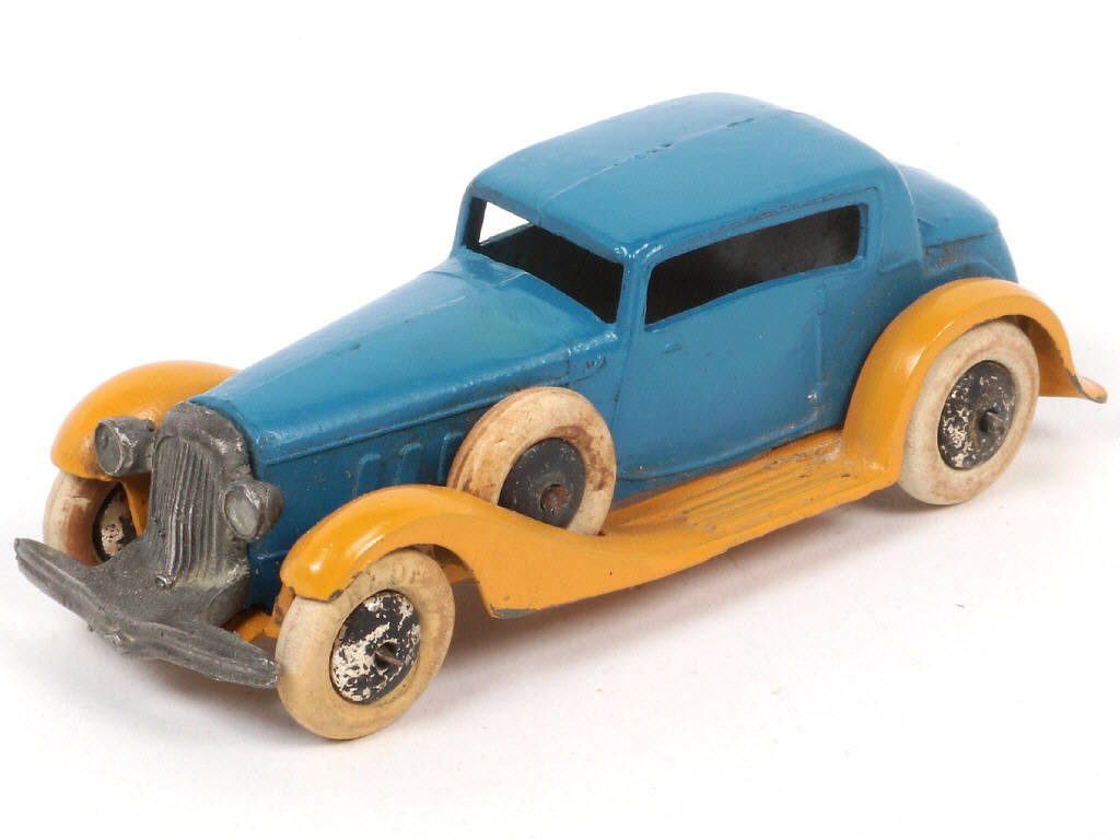 Lot 227 - DINKY TOYS (FRANCE) (1)