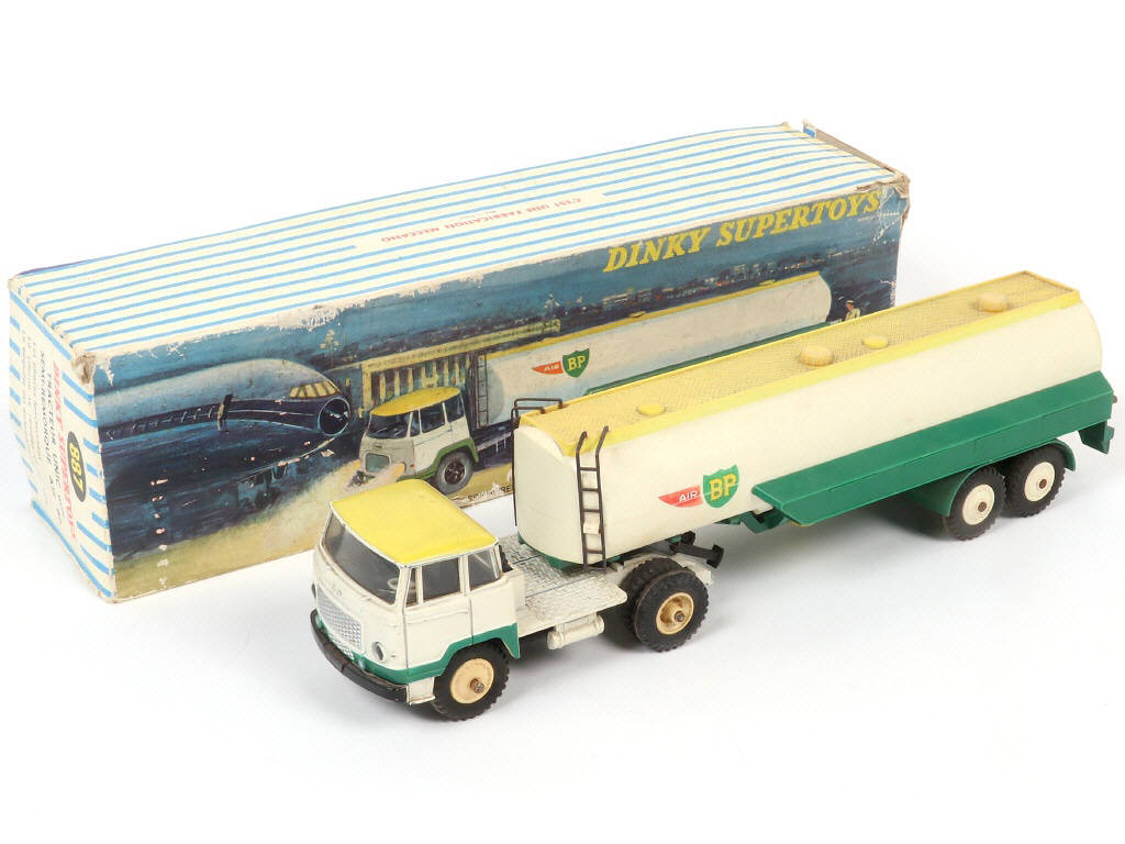 Lot 252 - DINKY TOYS (FRANCE) (1)