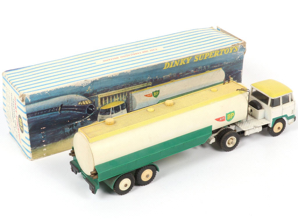 Lot 252 - DINKY TOYS (FRANCE) (1)