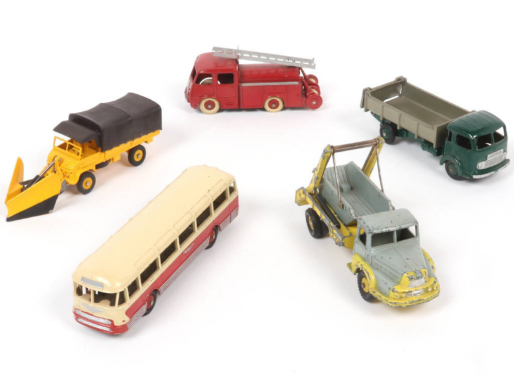 Lot 309 - DINKY TOYS (FRANCE) (5)