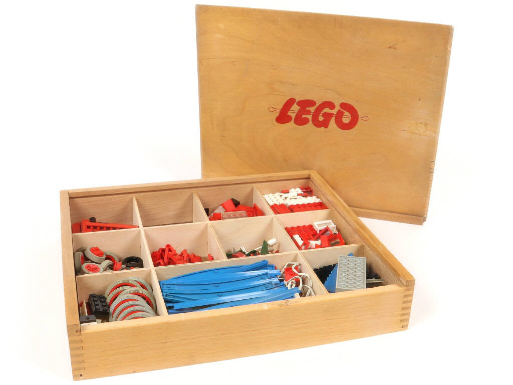 Lot 299 - LEGO (DANEMARK) (1)