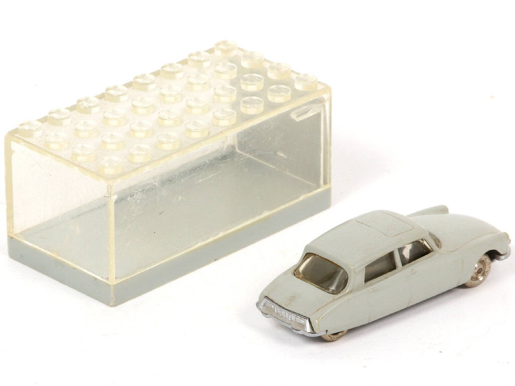 Lot 93 - LEGO (DANEMARK) (1)
