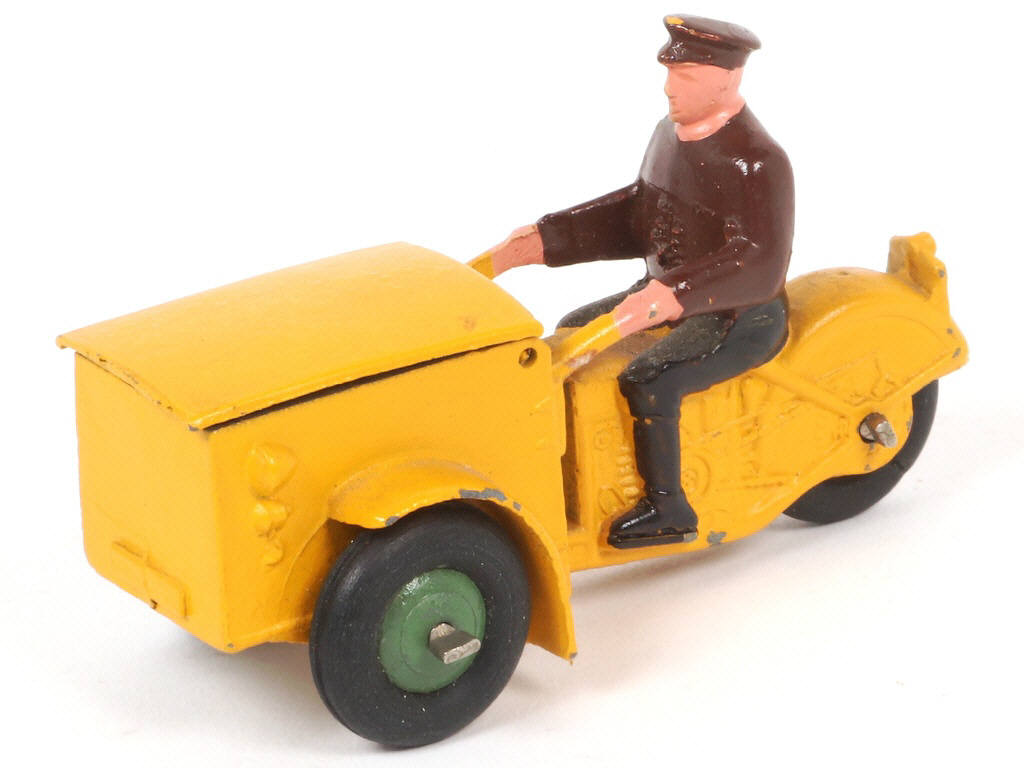 Lot 372 - DINKY TOYS (FRANCE) (1)