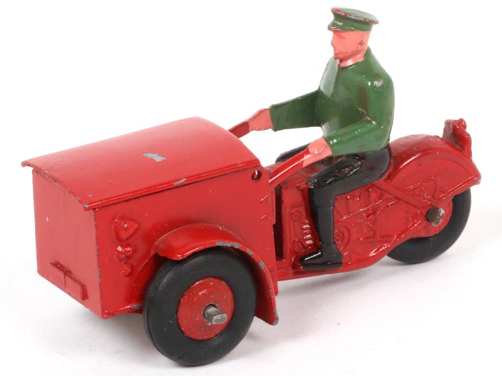 Lot 371 - DINKY TOYS (FRANCE) (1)