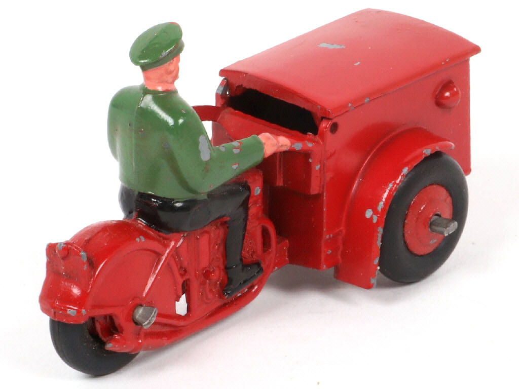 Lot 371 - DINKY TOYS (FRANCE) (1)