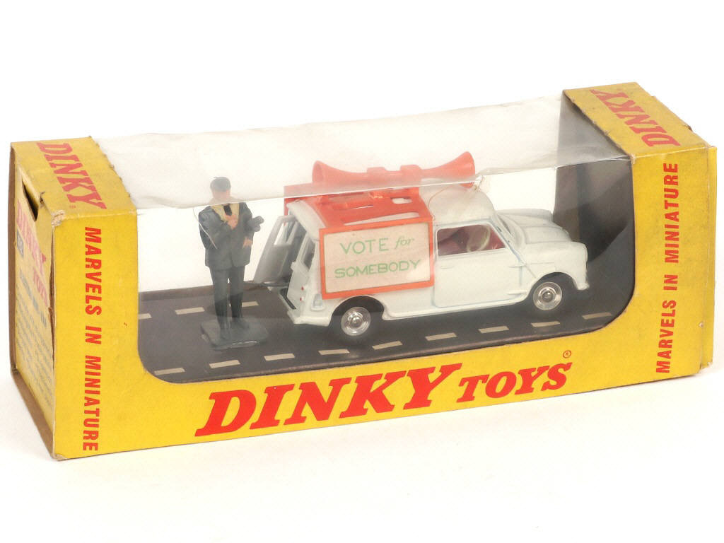 Lot 301 - DINKY TOYS (GB) (1)