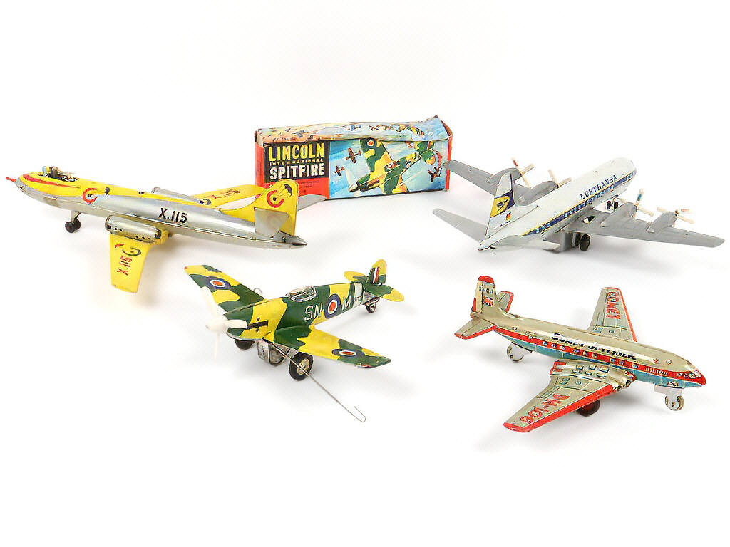 Lot 49 - DIVERS (4)