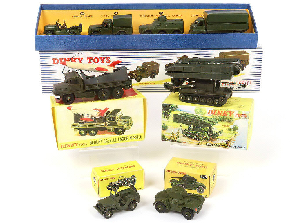 Lot 323 - DINKY TOYS (5)