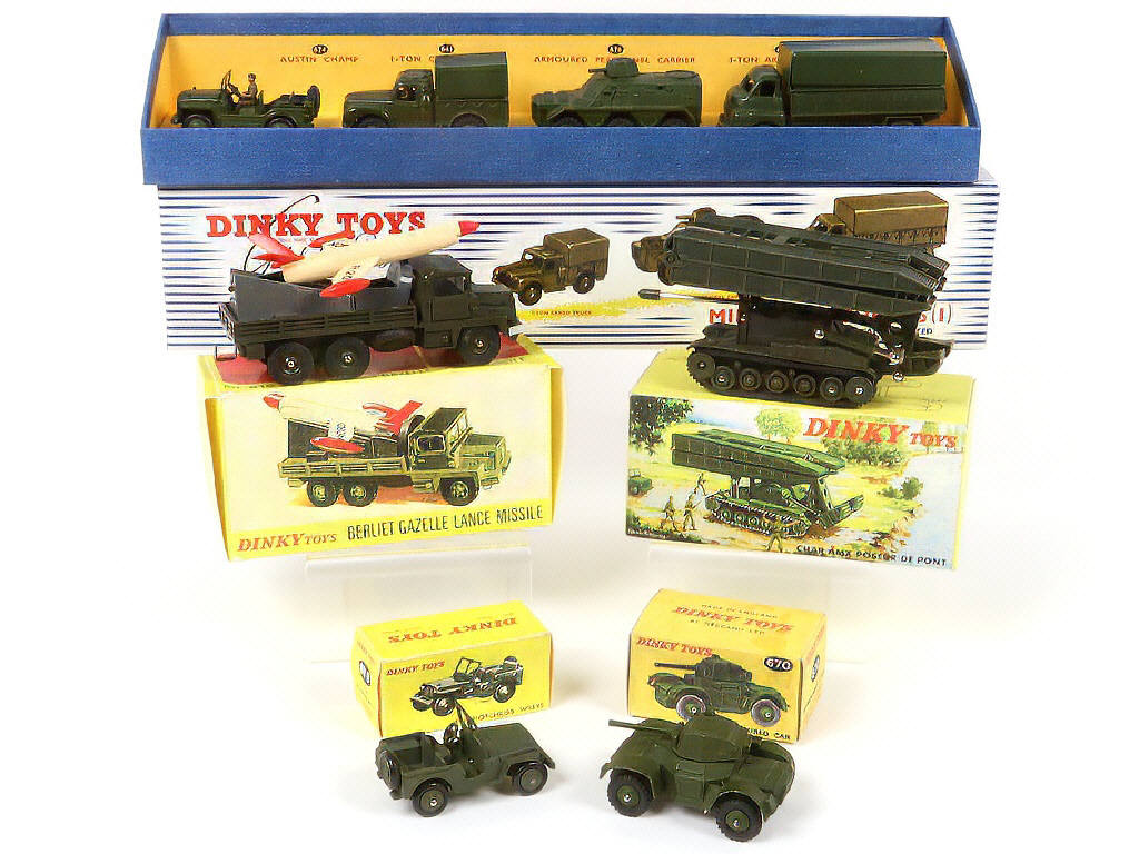 Lot 323 - DINKY TOYS (5)